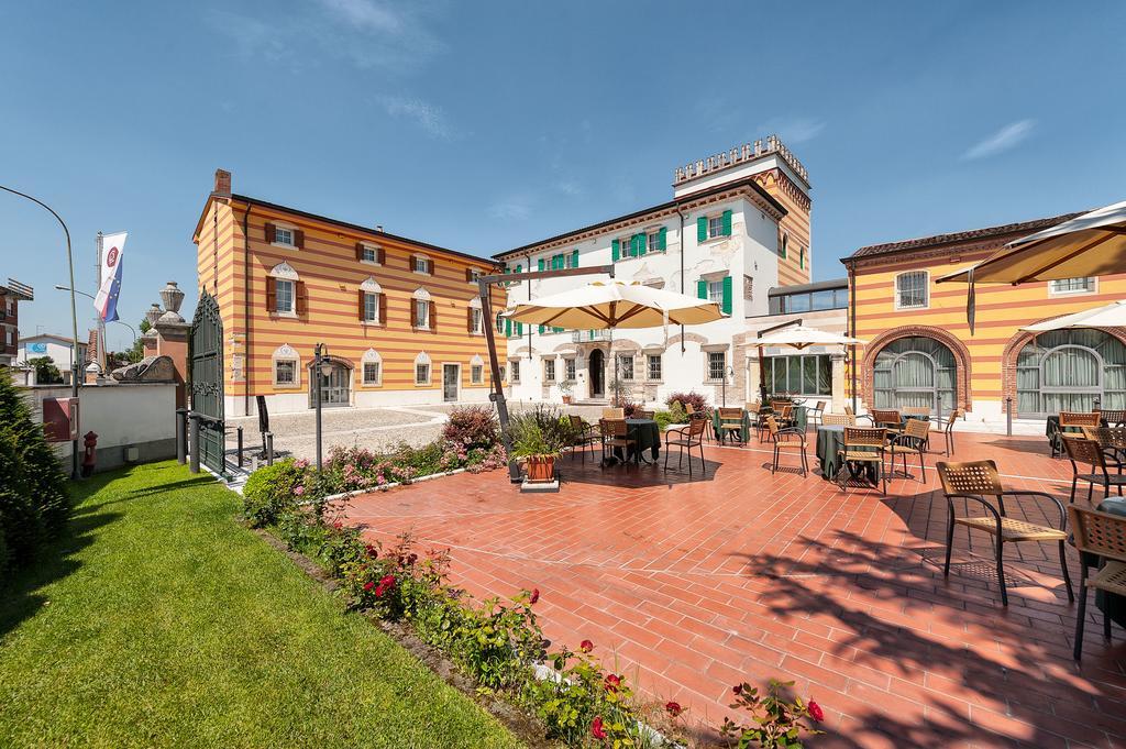 Hotel Villa Malaspina Castel d'Azzano Exterior photo